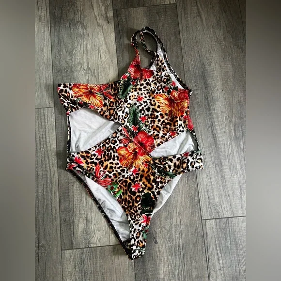 PrettyLittleThing Multicolor Animal Print One-Piece❤️✨ - Picture 1 of 3